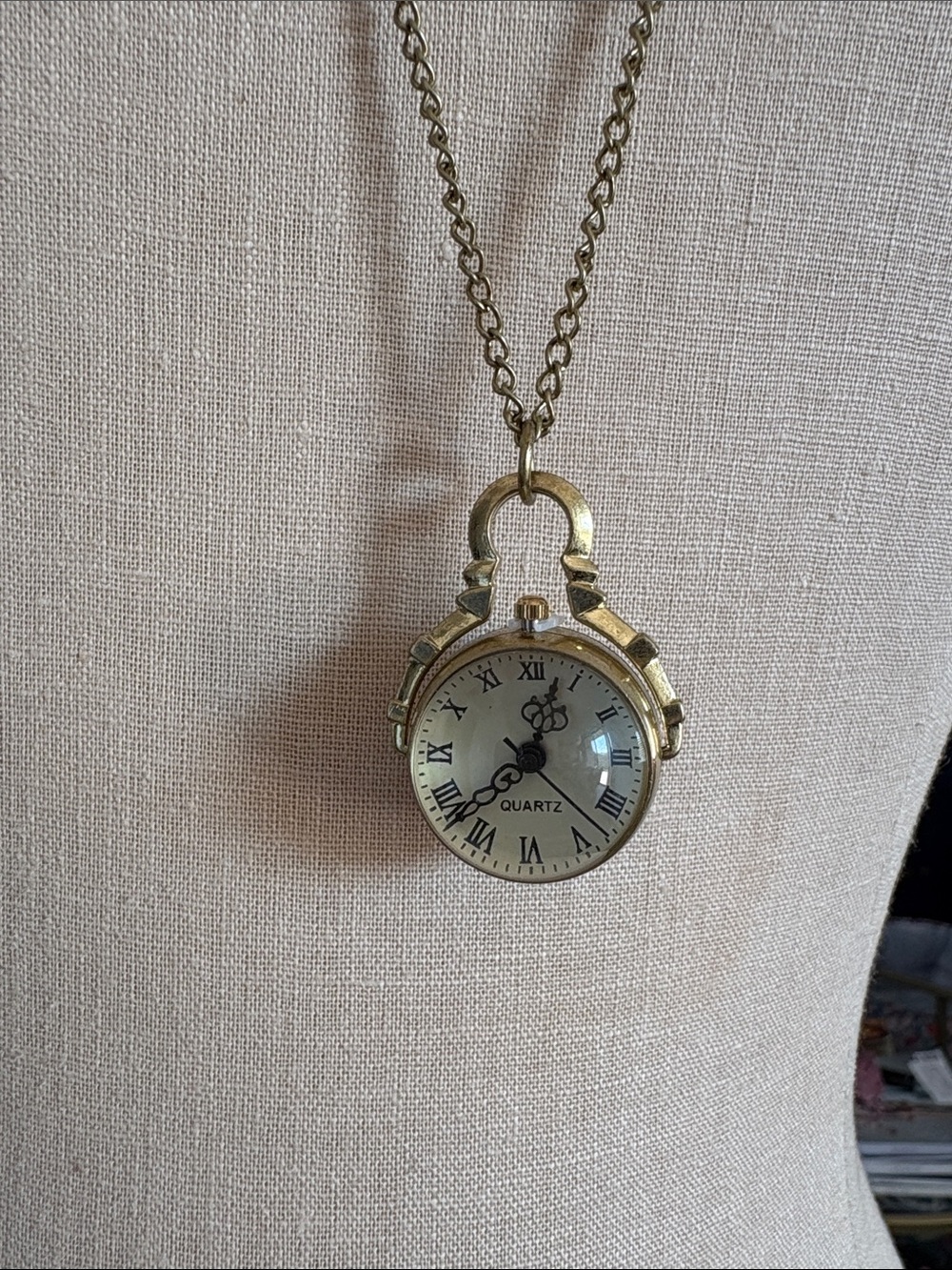 Round clock necklace